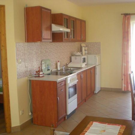 Hotel Parti Panzió Tata Esterno foto