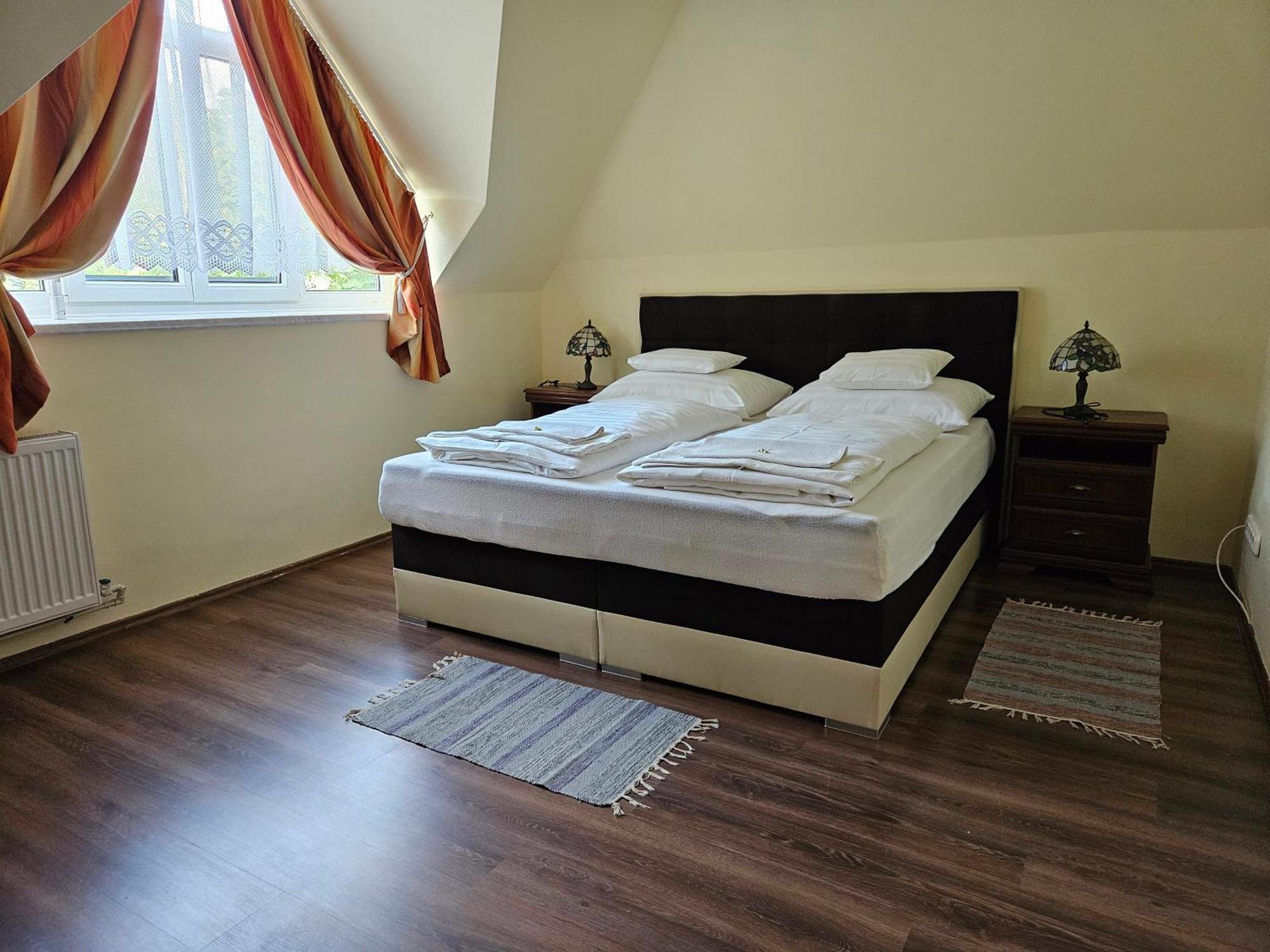 Hotel Parti Panzió Tata Esterno foto