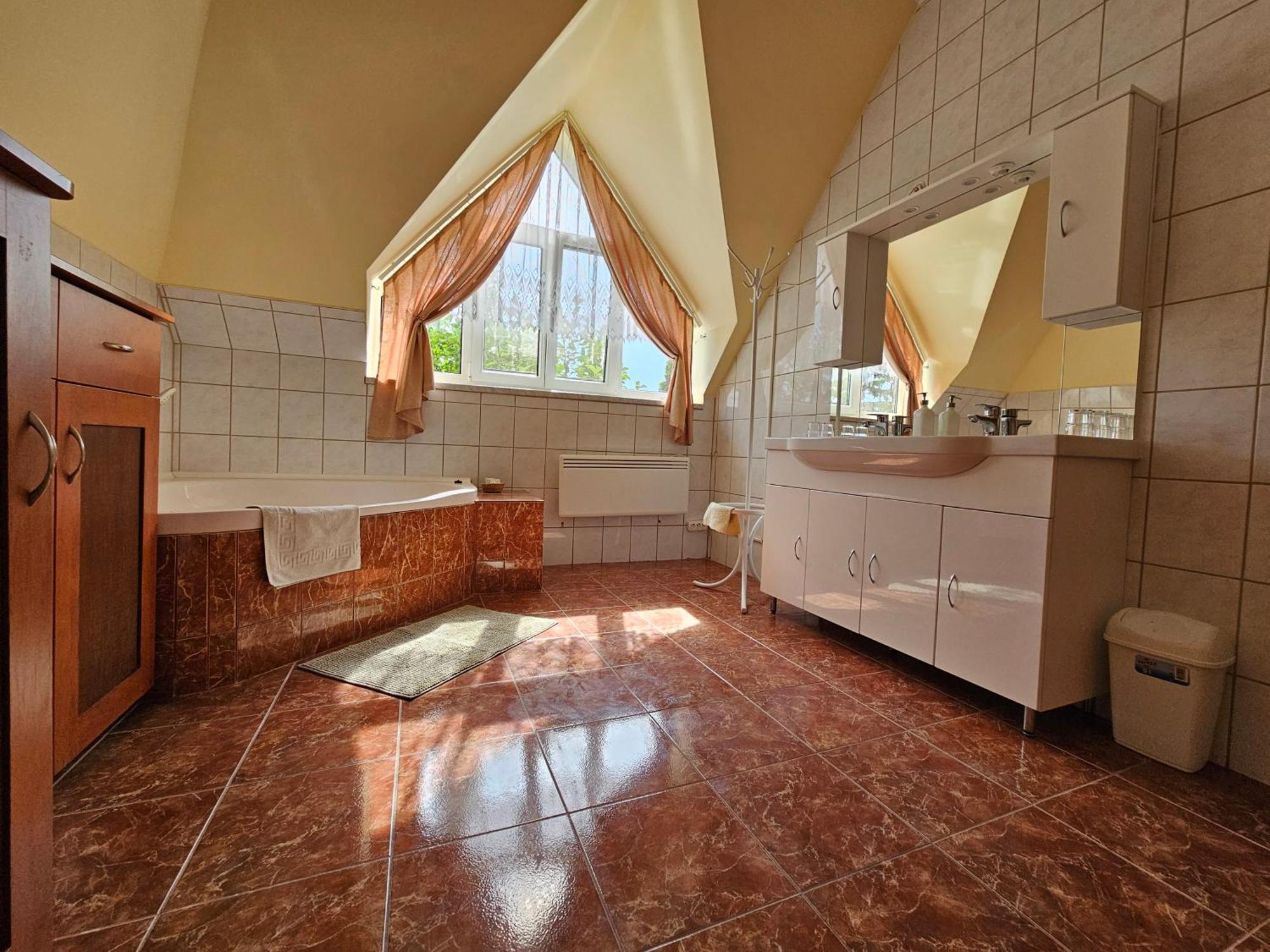 Hotel Parti Panzió Tata Esterno foto