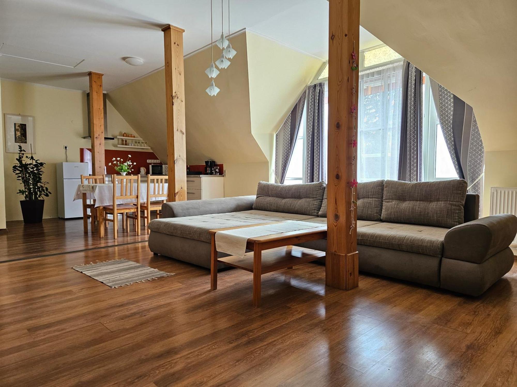 Hotel Parti Panzió Tata Esterno foto