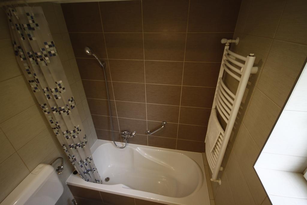 Hotel Parti Panzió Tata Esterno foto