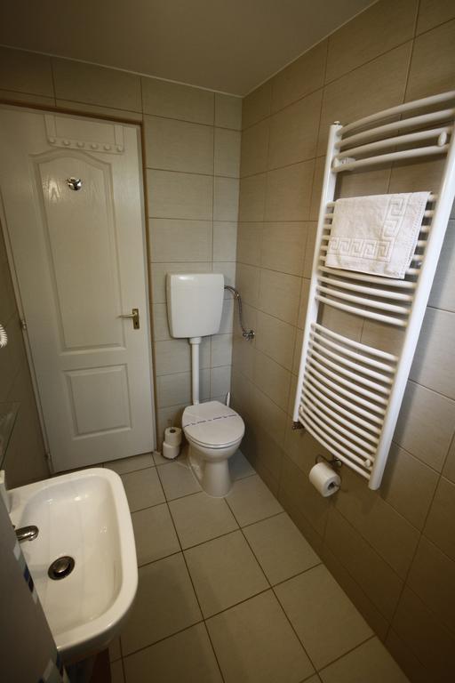 Hotel Parti Panzió Tata Esterno foto