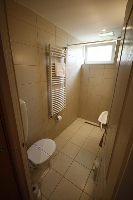 Hotel Parti Panzió Tata Esterno foto