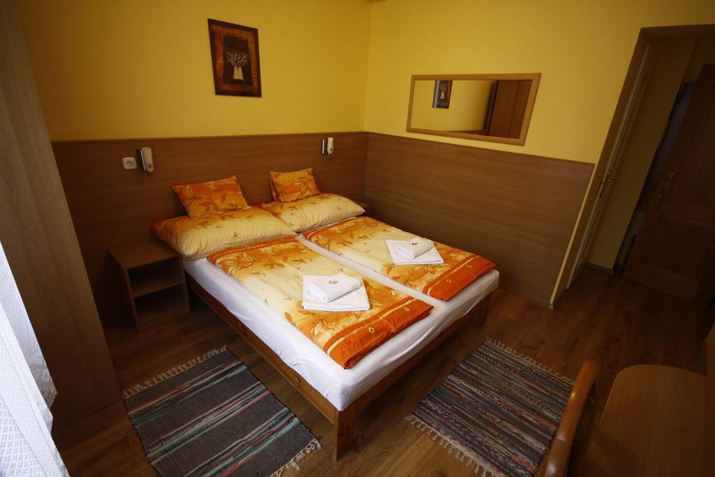 Hotel Parti Panzió Tata Esterno foto
