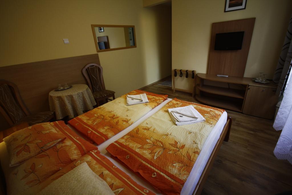 Hotel Parti Panzió Tata Esterno foto