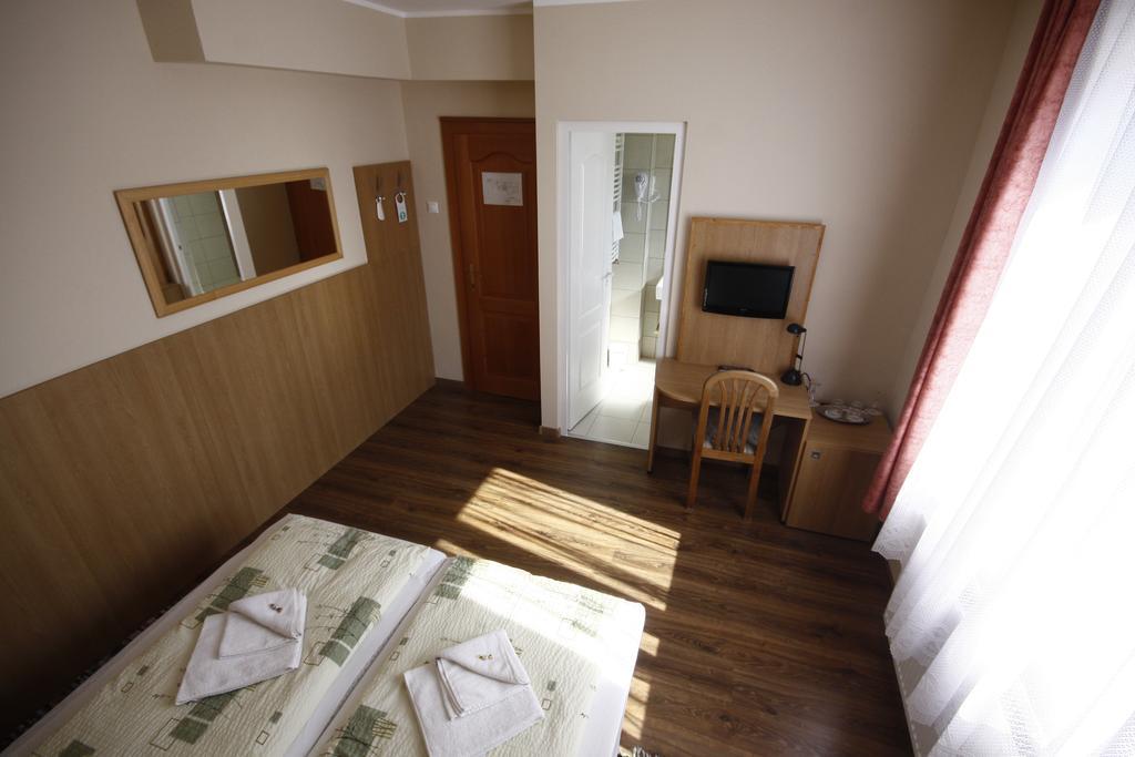 Hotel Parti Panzió Tata Esterno foto