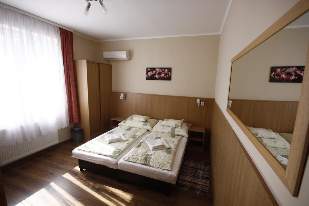 Hotel Parti Panzió Tata Esterno foto