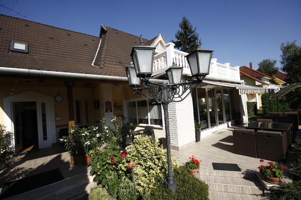 Hotel Parti Panzió Tata Esterno foto
