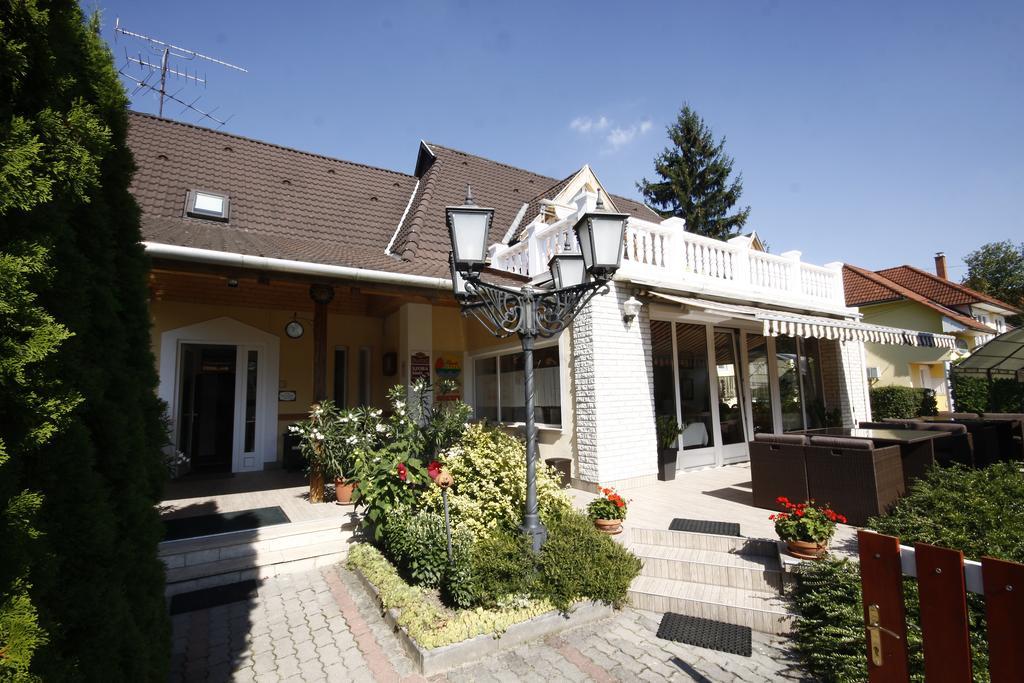 Hotel Parti Panzió Tata Esterno foto