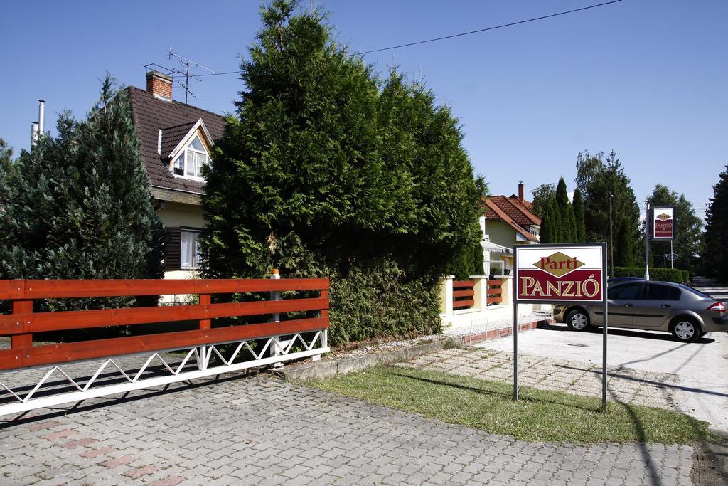 Hotel Parti Panzió Tata Esterno foto