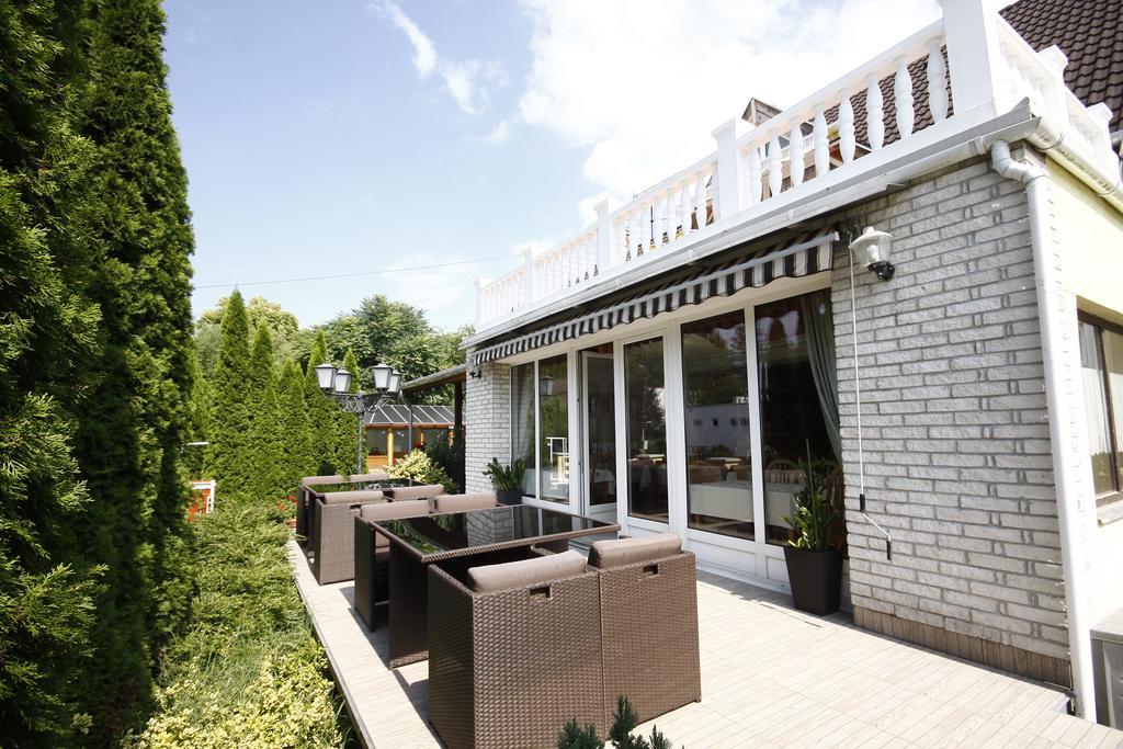 Hotel Parti Panzió Tata Esterno foto