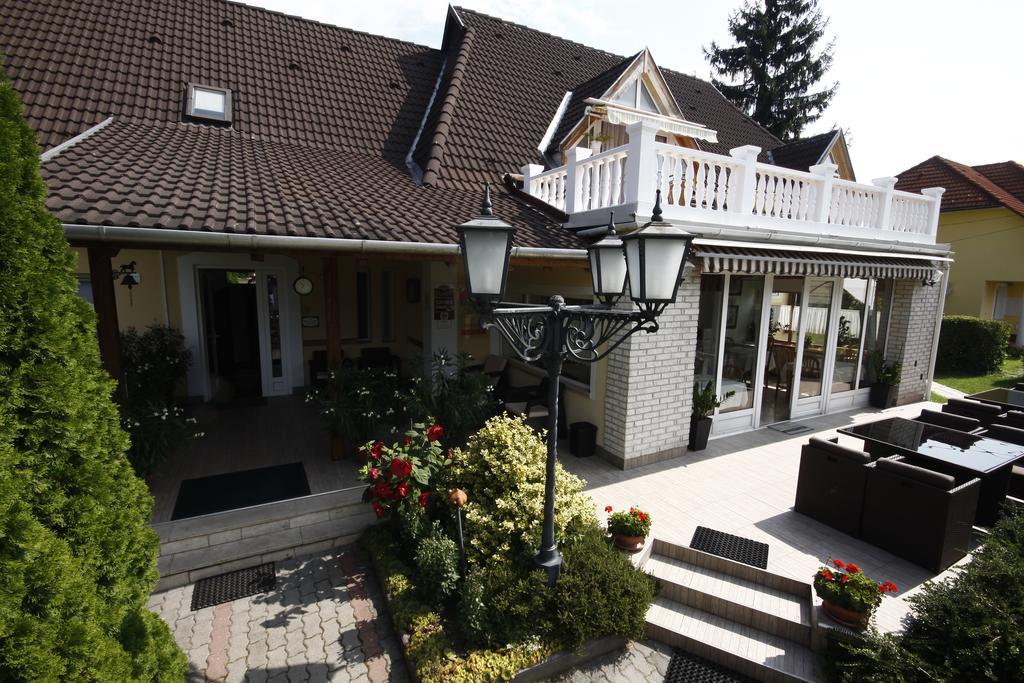 Hotel Parti Panzió Tata Esterno foto